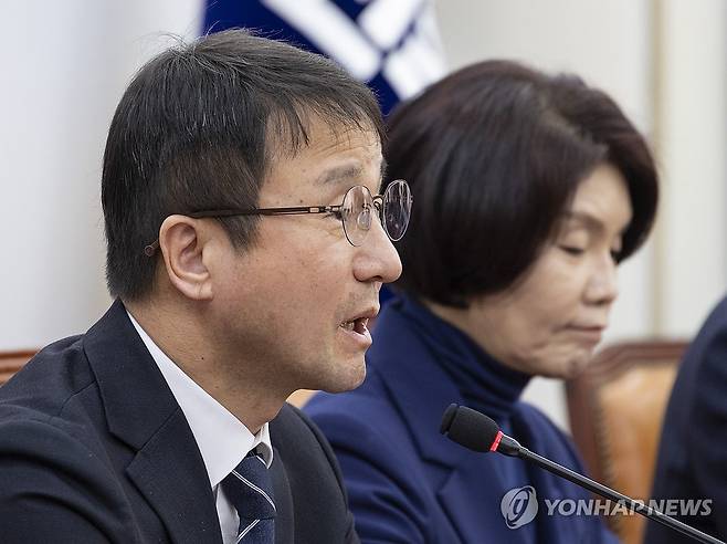 정책조정회의에서 발언하는 한병도 원내대표 (서울=연합뉴스) 황광모 기자 = 더불어민주당 한병도 원내대표가 26일 국회에서 열린 정책조정회의에서 중동 사태에 따른 고유가 위기에 대한 당내 대책 마련에 대해 발언하고 있다. 2026.3.26 hkmpooh@yna.co.kr