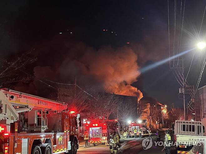 대구 동구 공장 화재…소방 진화 중 (대구=연합뉴스) 26일 대구 동구 한 공장에서 불이 나 소방 당국이 대응 1단계를 발령하고 진화하고 있다. 2026.3.26 [독자 제공. 재판매 DB금지] psjpsj@yna.co.kr