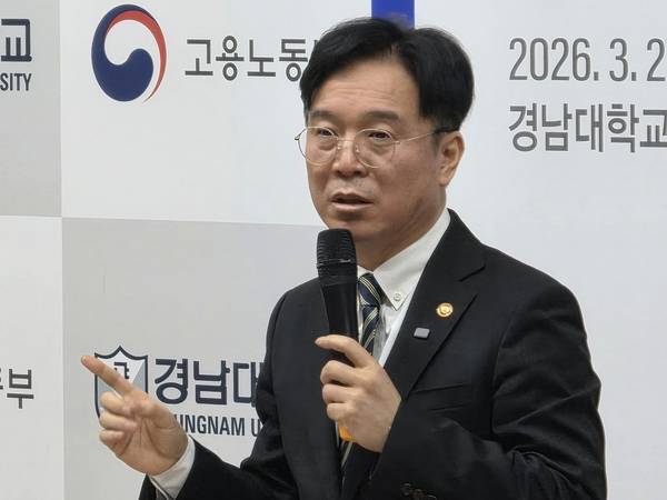 김영훈 고용노동부 장관이 재학생들과 함께하는 토크콘서트에서 발언하고 있다. /최석환 기자