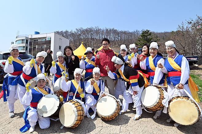 이철우 경북도지사 예비후보가 지난 26일 영덕군을 찾아 영덕대게축제 안전기원제에 참석해 축제의 무사고를 기원했다./이철우 예비후보 선거사무실 제공
