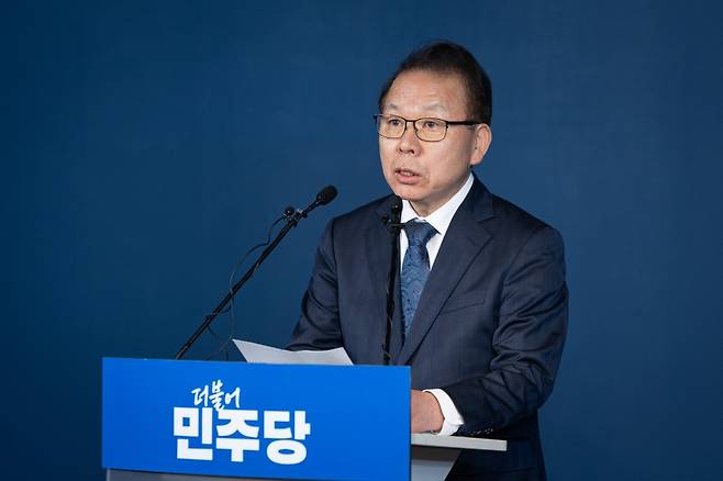 김이수 더불어민주당 중앙당 공천관리위원장이 27일 서울 여의도 당사에서 공천 심사 결과를 발표하고 있다. 뉴스1