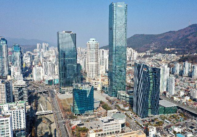 부산국제금융센터(BIFC)를 비롯해 금융 공공기관들이 입주해 있는 부산 남구 문현금융단지 전경. 정종회 기자 jjh