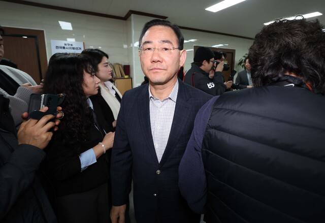 지난 22일 국민의힘 대구시당에서 열린 장동혁 대표와 지역 국회의원의 비공개 연석회의가 끝난 뒤 주호영 의원이 회의장을 나오고 있다. 연합뉴스