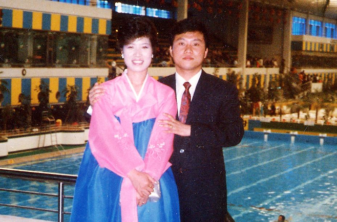 신혼여행지에서 윤재옥 의원과 부인 박혜숙씨. <윤재옥 의원실 제공>