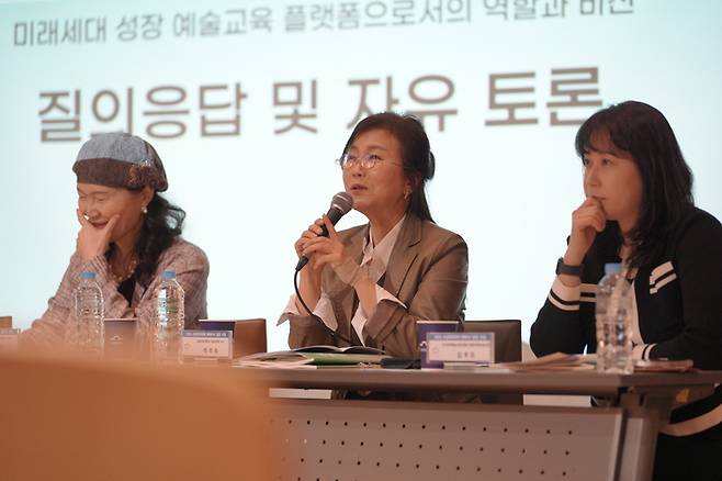 지난 26일 수성아트피아에서 열린 2026 아테이너 발전 포럼에서 토론 시간 박지숙 서울교대 교수가 질문에 답하고 있다. <수성아트피아 제공>
