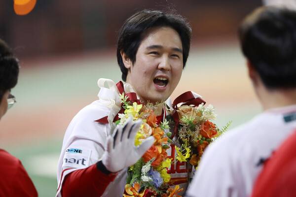 최초로 KBO 리그 통산 500호 홈런을 달성한 최정이 홈런 직후 팀 동료들과 세리머니를 하고 있다. (사진=SSG)