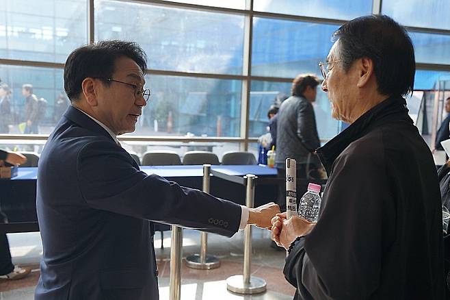 27일 오후 목포 수산물유통센터에서 열린 민주당 전남광주통합특별시장 경선 후보 권역별 토론회가 끝난 후 강기정 후보가 한 배심원에게 국립의대 정원 문제에 대해 설명하고 있다.