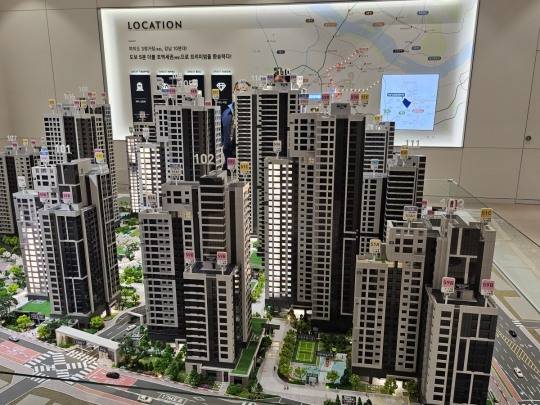 '더샵 신길센트럴시티' 견본주택에 마련된 모형도./한국금융신문 조범형 기자