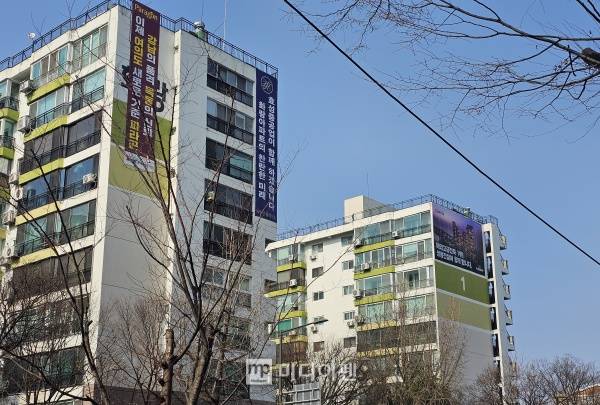 여의도 화랑아파트 단지 외벽에 건설사들의 현수막이 걸려 있다. 왼쪽부터 동양건설산업, 효성중공업, 쌍용건설./사진=미디어펜 서동영 기자