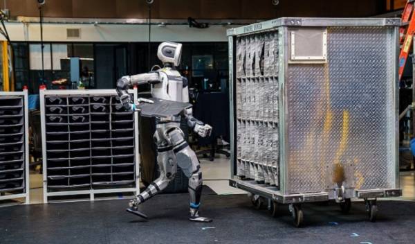 국내 산업계에 로봇 도입 움직임이 가속화되고 있는 가운데 고용 문제와 보안 리스크 등은 풀어야 할 과제로 꼽힌다. 사진은 현대자동차그룹의 휴머노이드 로봇 아틀라스./사진=현대차 제공