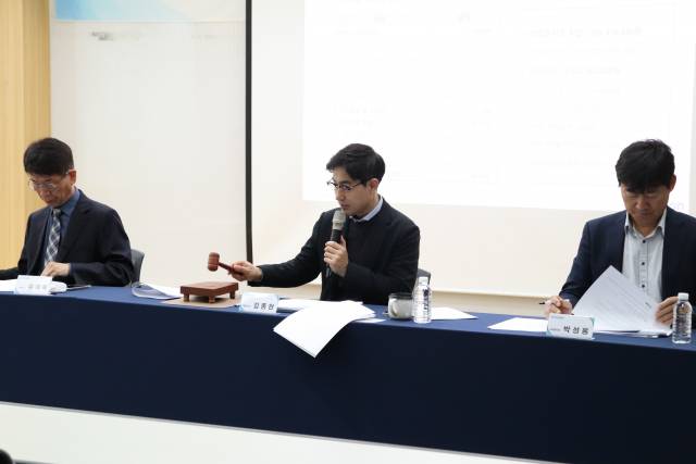 23일 쿠콘 김종현 대표(가운데)가 제20기 정기 주주총회를 주재하고 있다. /쿠콘