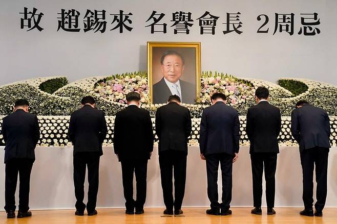 27일 서울 마포구 효성 본사에서 열린 고 조석래 명예회장 2주기 추모식에서 임직원들이 헌화 후 묵념을 하고 있다./효성