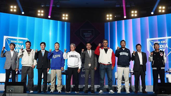 26일 서울 롯데호텔 월드에서 열린 2026 신한 SOL KBO 리그 미디어데이에서 감독들이 기념 촬영하고 있다. 사진=연합뉴스