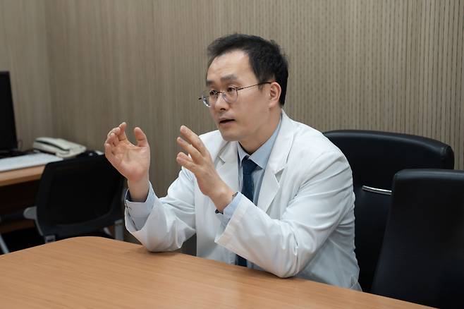 문경민 중앙대학교병원 호흡기알레르기내과 교수가 13일 이데일리와 만나 인터뷰하고 있다. (사진=김새미 기자)