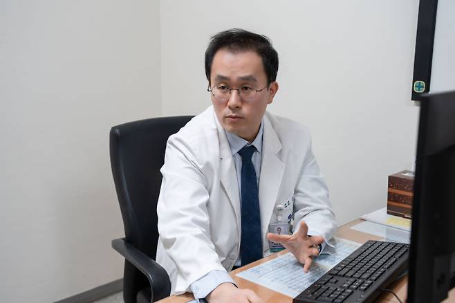 문 교수가 바이탈케어 작동 방식을 시연하는 모습 (사진=김새미 기자)