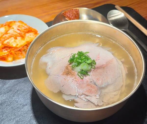 맑은 국물의 돼지곰탕은 피로 회복과 원기 충전에 좋다. 사진=옥동식 SNS