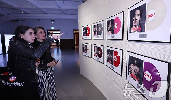 20일 서울 중구 신세계백화점 본점 헤리티지 뮤지엄에 마련된 ‘BTS POP-UP : ARIRANG’에서 외국인 관광객들이 전시를 둘러보고 있다.  2026.3.20 ⓒ 뉴스1 박지혜 기자