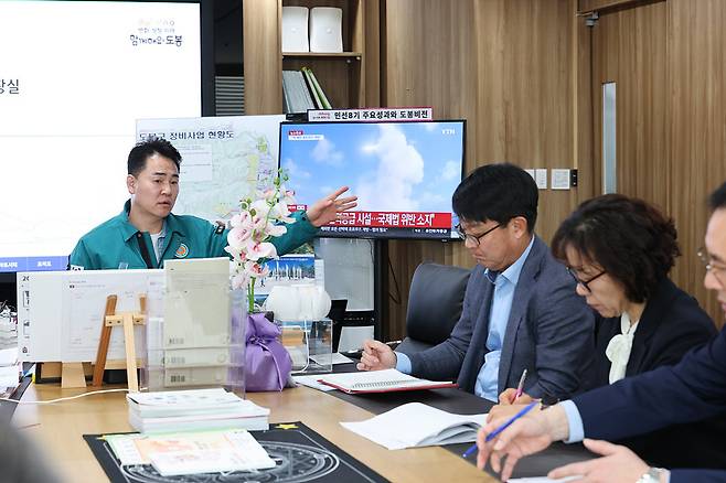 오언석 도봉구청장이 지난 23일 구청장실에서 비상경제대책회의를 주재하고 있다.