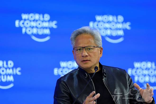 21일(현지 시각) 젠슨 황 엔비디아 CEO가 다보스 포럼에 참석, 연설하고 있다. ⓒ 로이터=뉴스1