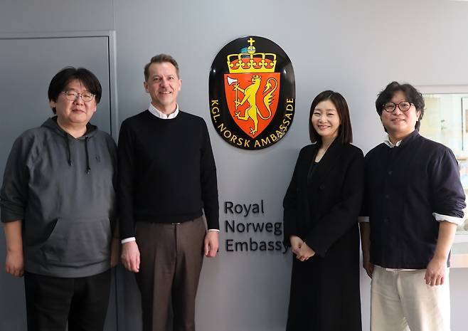 (왼쪽부터) 이강선 연출, 투르 하우그 참사관, 김영미, 박봉수 PD