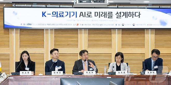 이승복 AI헬스케어포럼 공동대표(한국분자·세포생물학회 회장)가 27일 서울 여의도 국회 의원회관에서 'K-의료기기 AI로 미래를 설계하다'를 주제로 열린 K-헬스케어 의료기기 활성화 포럼에서 토론을 진행하고 있다. 2026.3.27 ⓒ 뉴스1 이승배 기자