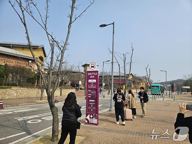 원데이 투어 전용 버스를 타고 도착한 스마트 정류장. 여주 프리미엄 아울렛이 지척이다. 2026.3.27 ⓒ 뉴스1 박혜연 기자