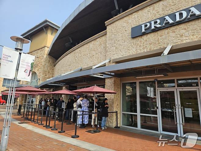 여주 프리미엄 아울렛 프라다 매장 앞에 줄 선 외국인들 2026.3.27 ⓒ 뉴스1 박혜연 기자