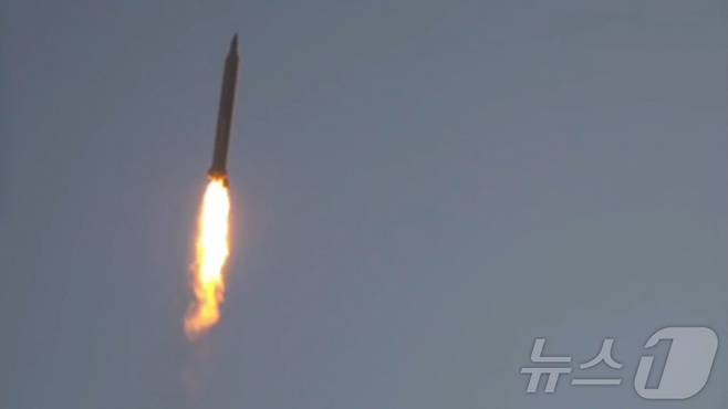 이란 이슬람혁명수비대(IRGC)가 지난 21일(현지시간) 공개한 이스라엘 목표물과 바레인의 미 해군 제5함대를 겨냥한 '72차 미사일 공격' 영상 ⓒ AFP=뉴스1