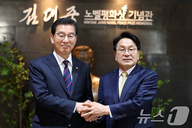 신정훈(왼쪽), 강기정 더불어민주당 전남광주통합특별시장 후보가 27일 전남 목포시 김대중노벨평화기념관에서 기자회견을 열고 단일화를 선언하고 있다. 2026.3.27 ⓒ 뉴스1 이승현 기자