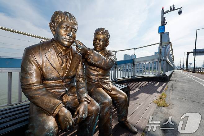 25일 서울 마포대교 '한번만 더 동상' 위로 감시 카메라가 달려 있다.  2025.9.25 ⓒ 뉴스1 안은나 기자