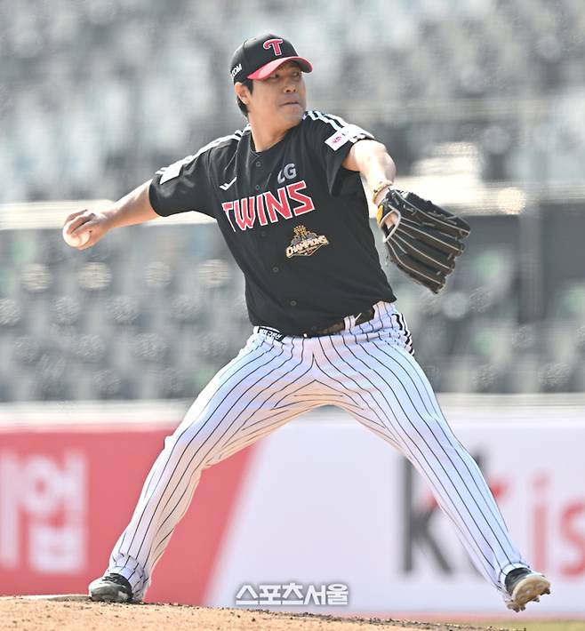 LG 투수 김진성이 17일 수원 KT위즈파크에서 열린 2026 KBO리그 시범경기 KT전 5회 역투하고 있다. 수원 | 최승섭기자 thunder@sportsseoul.com