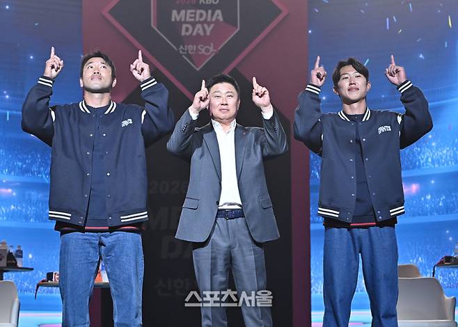 롯데 전준우(왼쪽)와 김태형 감독(가운데), 전민재가 26일 서울 송파구 롯데호텔 월드에서 진행된 2026 KBO 미디어데이 행사에서 세리머니를 선보이고 있다. 2026. 3. 26.  박진업 기자 upandup@sportsseoul.com