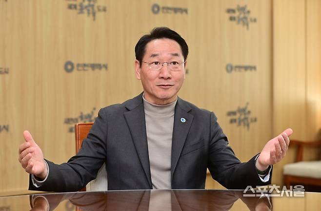 유정복 시장이 스포츠서울과 인터뷰를 하고 있다. 사진 | 스포츠서울 DB