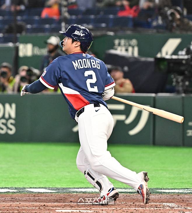 대한민국 야구대표팀의 문보경이 9일 일본 도쿄 도쿄돔에서 열린 2026 월드 베이스볼 클래식(WBC) 조별리그 호주와 경기 3회초 1사 2루 상황에서 1타점 2루타를 치고 있다. 도쿄(일본) | 박진업 기자 upandup@sportsseoul.com