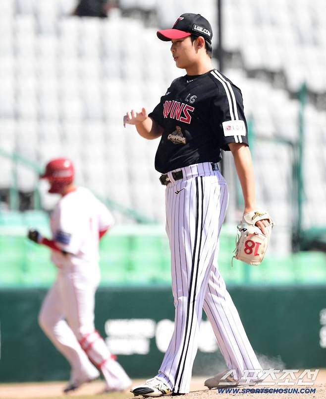 19일 인천 SSG랜더스필드에서 열린 KBO리그 SSG와 LG의 경기. 4회말 SSG 고명준에게 솔로홈런을 허용한 LG 김영우. 인천=송정헌 기자songs@sportschosun.com/2026.03.19/