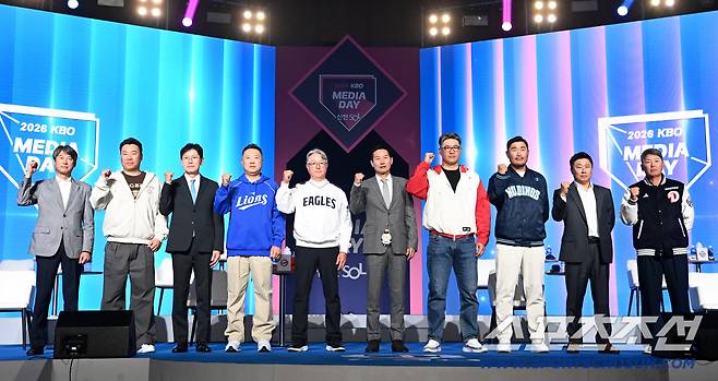 26일 롯데호텔 월드에서 열린 2026 KBO 리그 미디어데이&팬페스트. 10개구단 감독들이 포즈를 취하고 있다. 왼쪽부터 키움 설종진, KIA 이범호, KT 이강철, 삼성 박진만, 한화 김경문, LG 염경엽, SSG 이숭용, NC 이호준, 롯데 김태형, 두산 김원형 감독이 포즈를 취하고 있다. 잠실=허상욱 기자wook@sportschosun.com/2026.03.26/