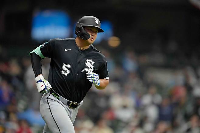 27일 메이저리그 개막전에서 홈런을 터트린 무라카미. 빠른 공에 약하고 삼진이 많아 메이저리그에서 성공하기 어렵다는 우려를 ��었다. AFP연합뉴스