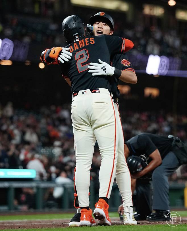 이정후가 25일(한국시각) 술타네스 데 몬테레이와의 연습경기에서 4회 우월 3점홈런을 터뜨리고 들어와 먼저 홈을 밟은 윌리 아다메스와 포옹을 하고 있다. 사진=샌프란시스코 자이언츠 구단 X 계정
