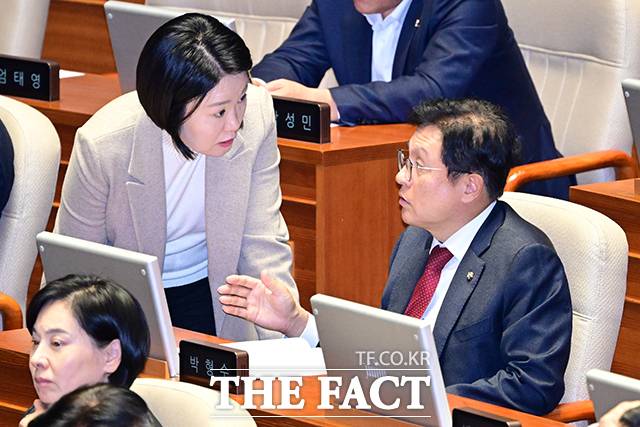 예결위 여야 간사인 이소영 더불어민주당 의원(왼쪽)과 박형수 국민의힘 의원이 2025년 11월 27일 오후 서울 여의도 국회에서 열린 본회의에서 대화하고 있다. /남윤호 기자