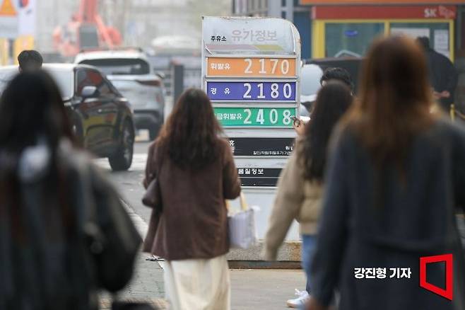 정부가 2차 석유제품 최고가격을 고시하며, 휘발유와 경유를 리터 당 210원 높인 27일 서울 한 주유소에서 휘발유를 리터당 2170원, 경유를 2180원에 판매 하고 있다. 2026.3.27 강진형 기자