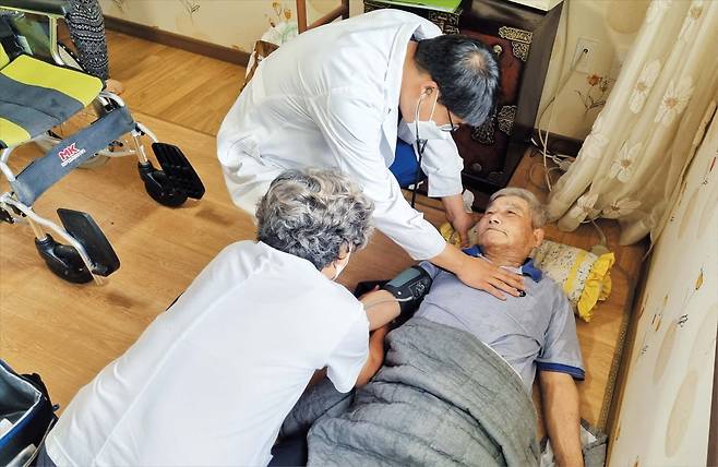 27일부터 전국 229개 시군구에서 ‘통합 돌봄’이 본격 시행된다. 사진은 지난해 충북 진천군에서 의료진이 통합 돌봄 대상을 방문 진료하고 있는 모습. 진천군은 통합 돌봄을 앞서 시범 운영해온 지자체 중 하나다. /진천군