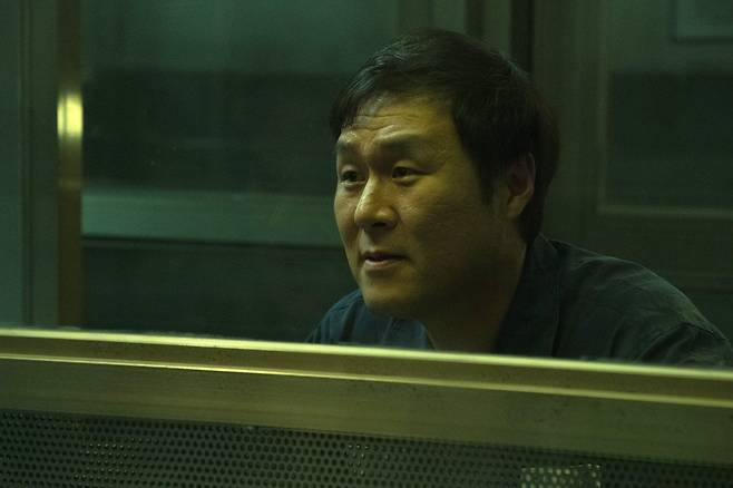 영화 '끝장수사'에서 가장 돋보인 배우 윤경호. 살인사건의 범인으로 몰려 억울하게 수감된 그, 억울해보이는 저 얼굴 뒤에 그는 무엇을 감추고 있을까. 영화를 보시고 나면 배우 윤경호의 차기작이 더욱 기대가 되실 것 같습니다./에이스메이커무비웍스