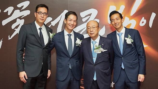 지난 2022년 현암 김종희 회장 탄생 100주년 기념식에 참석한 한화 오너가. 왼쪽부터 김동선 한화갤러리아부사장, 김동원 한화생명 사장, 김승연 한화그룹 회장, 김동관 한화그룹 부회장 / 한화그룹 제공