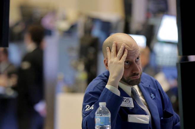 뉴욕증권거래소(NYSE) 현장에서 트레이더들이 작업하고 있다. /연합뉴스