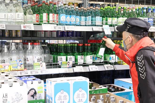 서울의 한 대형마트에서 시민이 소주 등 주류 제품을 구입하고 있다. /뉴스1