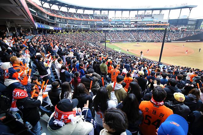 15일 대전 한화생명 볼파크에서 열린 '2026 신한은행 SOL Bank KBO리그' 시범경기 한화이글스와 SSG 랜더스 경기에서 한화 팬들이 응원하고 있다. 대전일보DB
