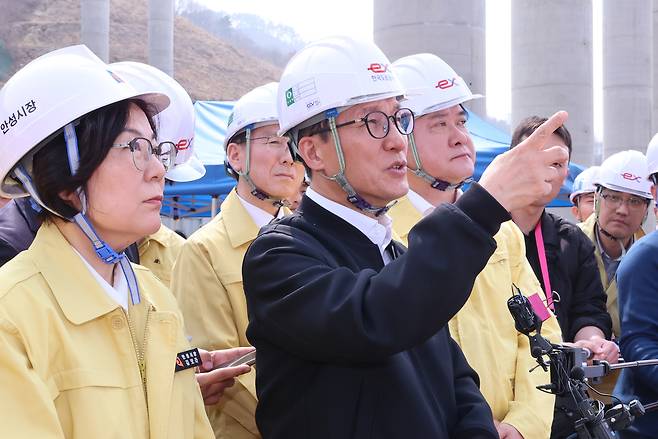 김민석 국무총리가 27일 지난해 교량 붕괴사고로 사상자가 발생했던 세종-안성고속도로 청용천교 건설 현장을 방문해 복구 현황과 안전관리 실태 등을 점검하고 있다. 연합뉴스