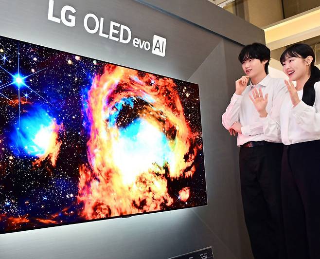 LG전자가 25일 초저반사 기술인 ‘리플렉션 프리 프리미엄’을 적용한 유기발광다이오드(OLED) TV ‘2026년형 LG 올레드 에보’를 출시했다. LG전자 제공