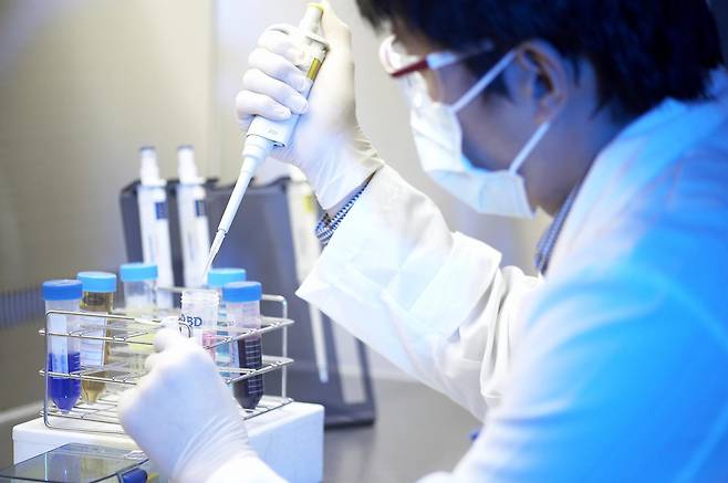 AI 기반 신경통합 생체예측 영장류 플랫폼(AI NHP Platform) 연구하는 모습. 오리엔트바이오 제공