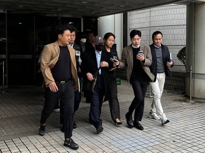 20대 여성의 낙태 수술을 진행한 혐의를 받는 산부인과 병원장과 수술을 집도한 산부인과 전문의가 23일 오후 서울 서초구 서울중앙지법에서 열린 구속 전 피의자 심문(영장실질심사)을 마치고 나오고 있다. 2024.10.23 뉴시스